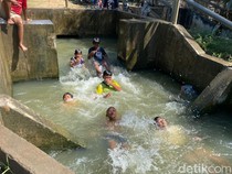 Anak Main Bak-bakan di Pintu Air Indramayu, Ortu Senang-Warga Cuan