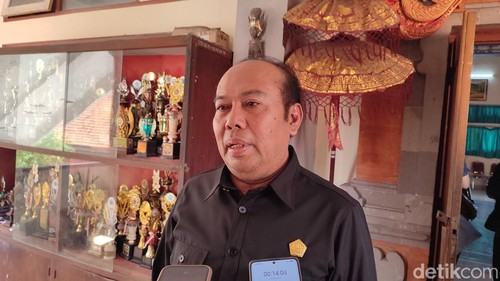 Ketua Komisi IV DPRD Denpasar, I Wayan Duaja, saat ditemui di SMPN 1 Denpasar pada Senin (6/7/2026). (Foto: Ahmad Firizqi Irwan/detikBali)