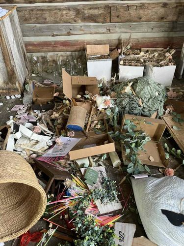 Kisah Carsen & Travis, pasangan yang dekorasi nikahannya dihancurkan vandalisme brutal, namun berakhir bahagia berkat aksi gotong royong warga setempat.