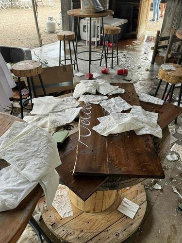 Kisah Carsen & Travis, pasangan yang dekorasi nikahannya dihancurkan vandalisme brutal, namun berakhir bahagia berkat aksi gotong royong warga setempat.
