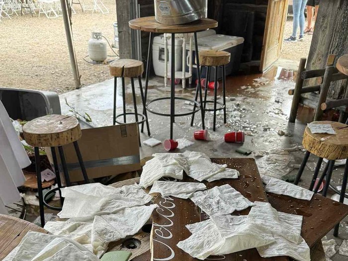 Kisah Carsen & Travis, pasangan yang dekorasi nikahannya dihancurkan vandalisme brutal, namun berakhir bahagia berkat aksi gotong royong warga setempat.