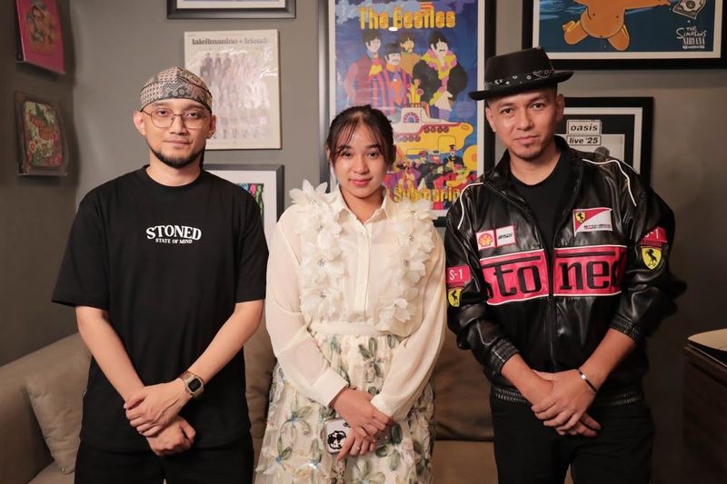 Kmy Kmo dan Luca Sickta bersama Niken Salindry Kmy Kmo dan Luca Sickta bersama sinden Niken Salindry saat konferensi pers single terbaru mereka Tinggi pada Senin (6/7/2026).