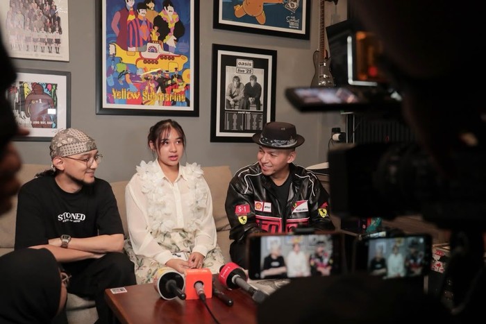 Kmy Kmo dan Luca Sickta bersama sinden Niken Salindry saat konferensi pers single terbaru mereka Tinggi pada Senin (6/7/2026).