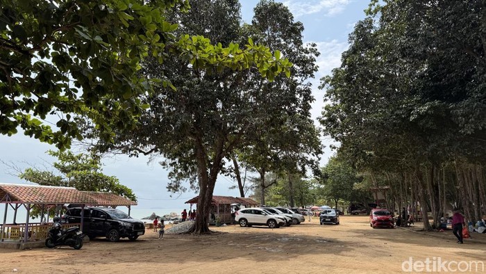 Kondisi Pantai Pasir Panjang Pak Lotay atau Palm Beach di musim libur. (Ocsya Ade CP)