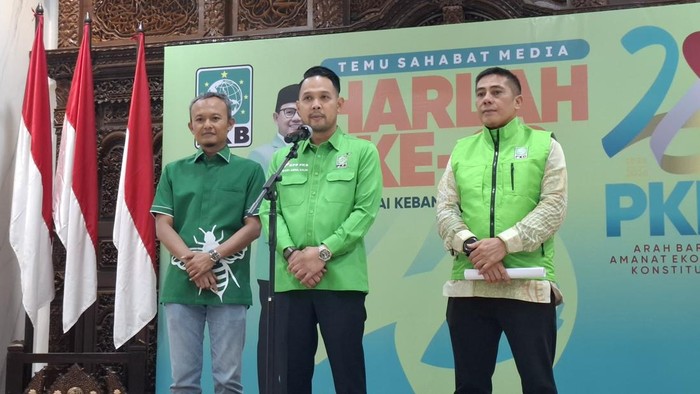 Sekretaris Organizing Committee (OC) Panitia Harlah ke-28 PKB, Rivqy Abdul Halim (tengah), dalam konferensi pers Harlah ke-28 PKB di Jakarta.