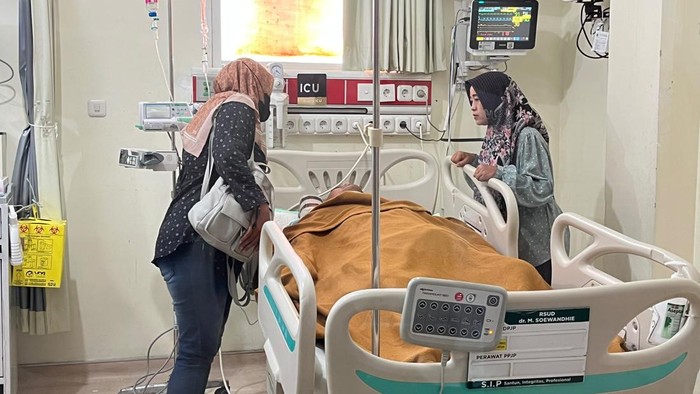 Korban kericuhan konser gratis di Surabaya jalani perawatan di RSUD Dr Soewandhie.