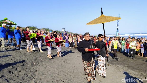 Larung Tumpeng Purworejo Prosesi larung tumpeng dalam Merti Jaladri masyarakat Desa Jatimalang, Purworejo, Senin (6/7/2026).