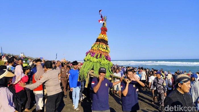 Prosesi larung tumpeng dalam Merti Jaladri masyarakat Desa Jatimalang, Purworejo, Senin (6/7/2026).
