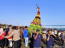 Nelayan Jatimalang Purworejo Larung Tumpeng ke Pantai di Merti Jaladri