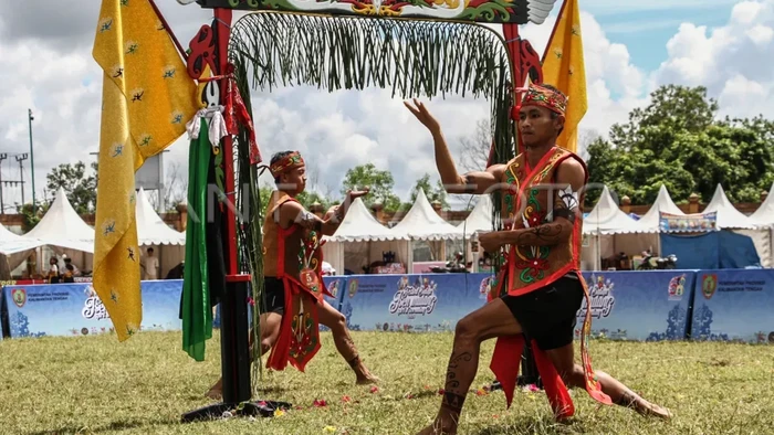 Lawang Sakepeng merupakan tradisi penyambutan tamu yang masih dijumpai dalam berbagai upacara adat di Kalimantan Tengah. (Istimewa)