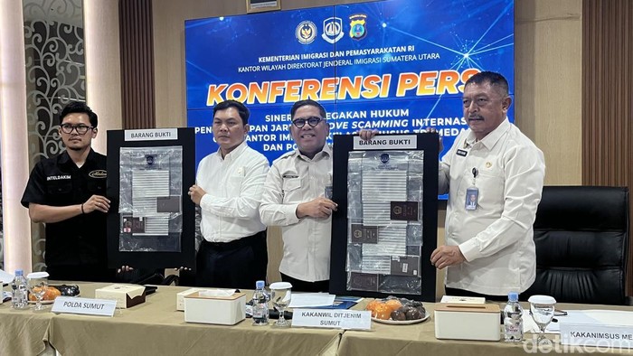 Imigrasi Medan-Polda Sumut saat menunjukkan barang bukti sindikat Love Scamming.