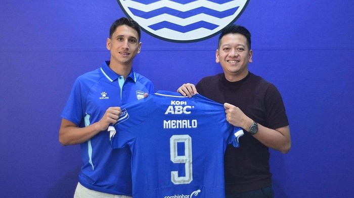 Luka Menalo (kiri) akan memakai nomor punggung 9 di Persib.