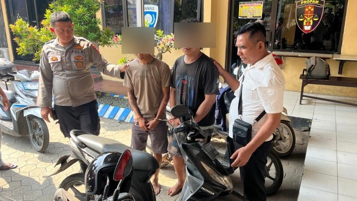 Dua pencuri yang ditangkap massa saat membobol SDN Brangkal, Sooko, Mojokerto