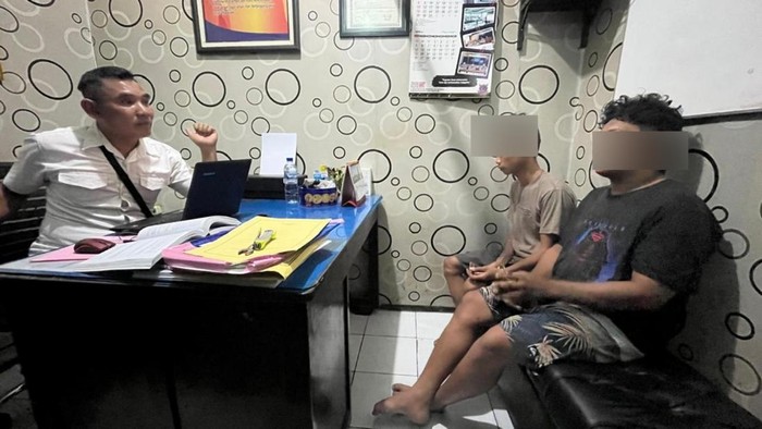 Dua pencuri yang ditangkap massa saat membobol SDN Brangkal, Sooko, Mojokerto