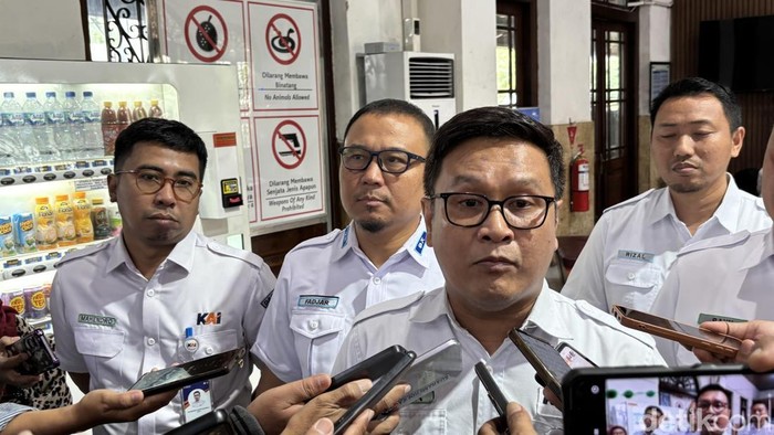Manajer Public Relations KAI Commuter Leza Arlan.