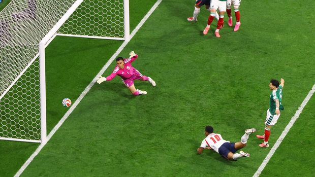 Meksiko vs Inggris Soccer Football - FIFA World Cup 2026 - Round of 16 - Mexico v England - Estadio Azteca, Mexico City, Mexico - July 5, 2026 England's Jude Bellingham scores their first goal REUTERS/Henry Romero TPX IMAGES OF THE DAY
