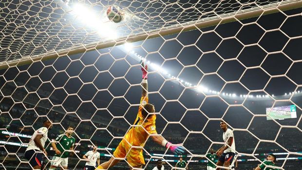 Meksiko vs Inggris Soccer Football - FIFA World Cup 2026 - Round of 16 - Mexico v England - Estadio Azteca, Mexico City, Mexico - July 5, 2026 Mexico's Julian Quinones scores their first goal past England's Jordan Pickford REUTERS/Paul Childs