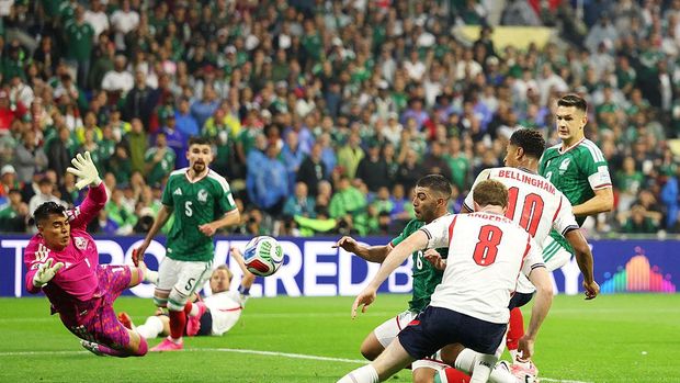 Meksiko vs Inggris MEXICO CITY, MEXICO - JULY 05: Jude Bellingham #10 of England scores his team's second goal during the FIFA World Cup 2026 Round of 16 match between Mexico and England at Mexico City Stadium on July 05, 2026 in Mexico City, Mexico. (Photo by Michael Steele/Getty Images)