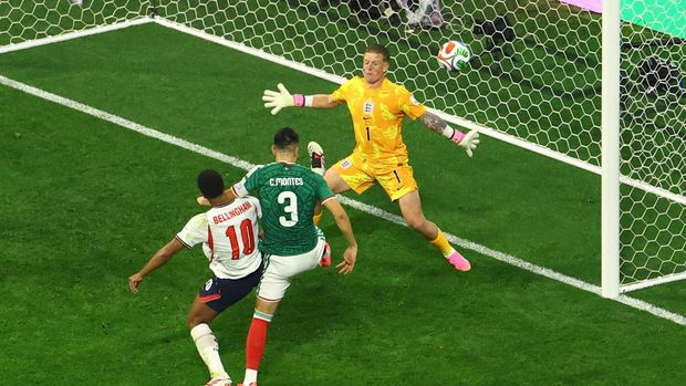 Meksiko vs Inggris Soccer Football - FIFA World Cup 2026 - Round of 16 - Mexico v England - Estadio Azteca, Mexico City, Mexico - July 5, 2026 England's Jude Bellingham in action as he clears the ball from Mexico's Cesar Montes REUTERS/Henry Romero