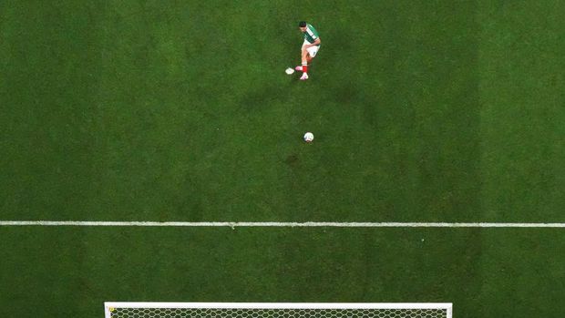 Meksiko vs Inggris Soccer Football - FIFA World Cup 2026 - Round of 16 - Mexico v England - Estadio Azteca, Mexico City, Mexico - July 5, 2026 Mexico's Raul Jimenez scores their second goal from the penalty spot REUTERS/Eloisa Sanchez TPX IMAGES OF THE DAY