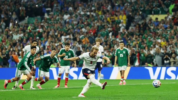 Soccer Football - FIFA World Cup 2026 - Round of 16 - Mexico v England - Estadio Azteca, Mexico City, Mexico - July 5, 2026 Englands Harry Kane scores their third goal from the penalty spot REUTERS/Paul Childs