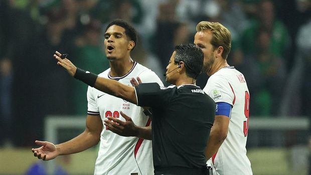Meksiko vs Inggris Soccer Football - FIFA World Cup 2026 - Round of 16 - Mexico v England - Estadio Azteca, Mexico City, Mexico - July 5, 2026 England's Jarell Quansah looks dejected after being sent off by referee Alireza Faghani after a VAR review REUTERS/Paul Childs