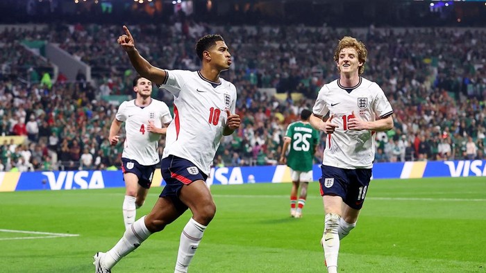 Soccer Football - FIFA World Cup 2026 - Round of 16 - Mexico v England - Estadio Azteca, Mexico City, Mexico - July 5, 2026 Englands Jude Bellingham celebrates scoring their first goal with Anthony Gordon REUTERS/Eloisa Sanchez