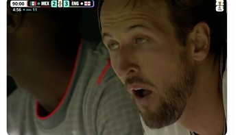 Ekspresi Harry Kane yang sangat tegang karena Inggris terus digempur Meksiko. Foto: X.com