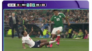 Inggris harus bermain dengan 10 orang setelah Jarell Quansah kena kartu merah. Foto: X.com