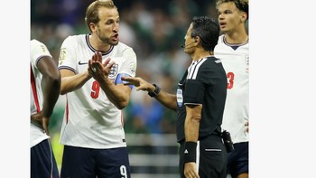 Harry Kane mencetak gol penalti tapi juga membuat pelanggaran sehingga Meksiko juga mendapat penalti. Foto: X.com