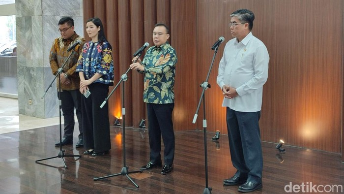 Menteri Ketenagakerjaan Yassierli bersama Wakil Ketua DPR Sufmi Dasco Ahmad dan Executive Director Tokopedia dan TikTok E-commerce Indonesia Stephanie Susilo.