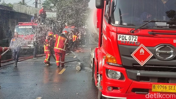 Mobil tangki pengangkut BBM terbakar di Jalan Raya Cianjur-Sukabumi