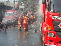 Jalan Cianjur-Sukabumi Ditutup Sementara Usai Truk BBM Terbakar
