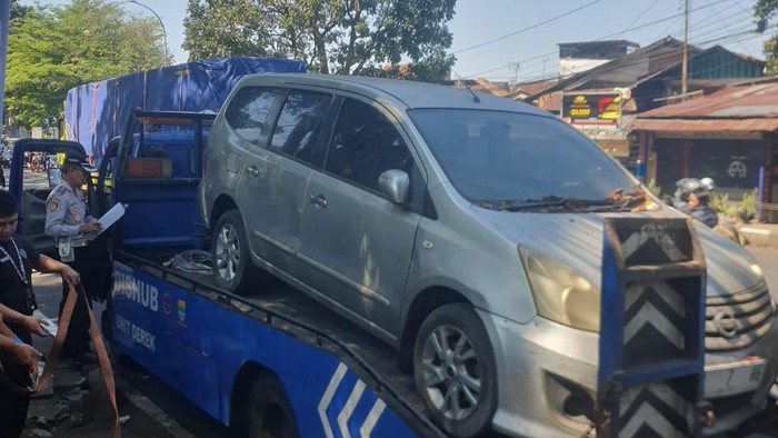 Mobil terparkir di Bandung diangkut Dishub.