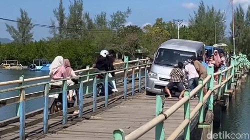 Mobil wisatawan terperosok di Jembatan Cemare, Desa Lembar Selatan, Kecamatan Lembar, Lombok Barat, Minggu (5/7/2026). (Foto: Dok. Istimewa)