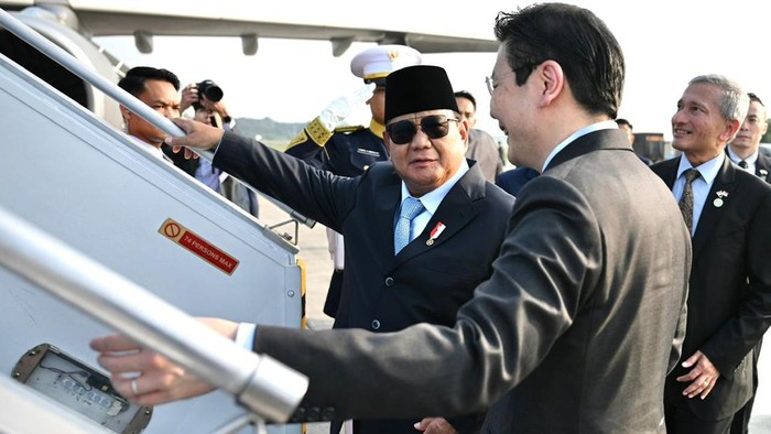 Presiden Prabowo Subianto mengantar langsung keberangkatan Perdana Menteri (PMl) Singapura Lawrence Wong usai di Pangkalan TNI AU Halim Perdanakusuma usai menyelesaikan kunjungan di Jakarta, Senin (6/7/2026).