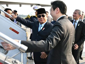 Momen Hangat Prabowo Antar Langsung Keberangkatan PM Singapura