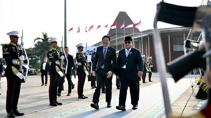 Presiden Prabowo Subianto mengantar langsung keberangkatan Perdana Menteri (PMl) Singapura Lawrence Wong usai di Pangkalan TNI AU Halim Perdanakusuma usai menyelesaikan kunjungan di Jakarta, Senin (6/7/2026).