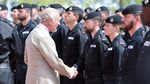 Naik Mobil Lapis Baja Klasik, Raja Charles III Kunjungi Resimen Tank Kerajaan