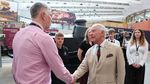 Naik Mobil Lapis Baja Klasik, Raja Charles III Kunjungi Resimen Tank Kerajaan