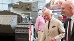 Naik Mobil Lapis Baja Klasik, Raja Charles III Kunjungi Resimen Tank Kerajaan