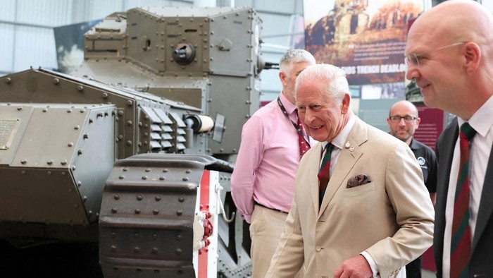 Raja Charles III menghadiri Hari Keluarga Royal Tank Regiment yang digelar di The Tank Museum, Senin (6/7/2026). Kehadiran Raja Charles III menarik perhatian saat ia tiba menggunakan mobil lapis baja klasik **Rolls-Royce Armoured Car>, kendaraan bers