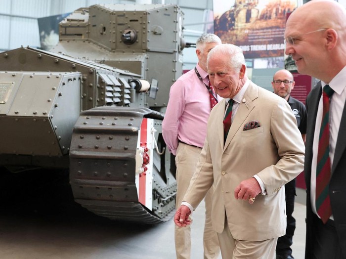 Raja Charles III menghadiri Hari Keluarga Royal Tank Regiment yang digelar di The Tank Museum, Senin (6/7/2026). Kehadiran Raja Charles III menarik perhatian saat ia tiba menggunakan mobil lapis baja klasik **Rolls-Royce Armoured Car>, kendaraan bersejarah yang menjadi bagian dari koleksi dan tradisi militer Inggris.  REUTERS/Chris Jackson