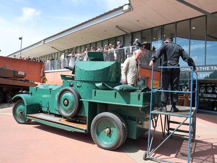 Naik Mobil Lapis Baja Klasik, Raja Charles III Kunjungi Resimen Tank Kerajaan