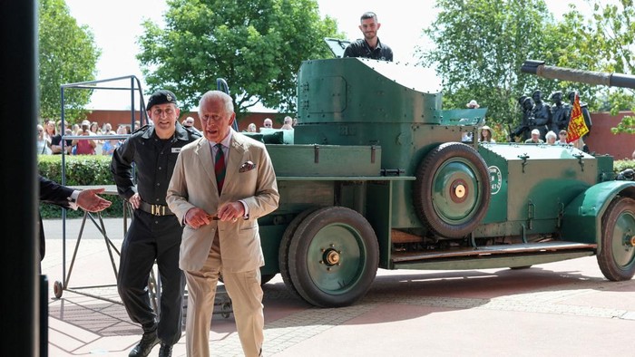 Raja Charles III menghadiri Hari Keluarga Royal Tank Regiment yang digelar di The Tank Museum, Senin (6/7/2026). Kehadiran Raja Charles III menarik perhatian saat ia tiba menggunakan mobil lapis baja klasik **Rolls-Royce Armoured Car>, kendaraan bersejarah yang menjadi bagian dari koleksi dan tradisi militer Inggris.  REUTERS/Chris Jackson