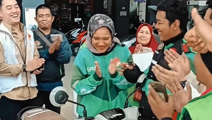 Korban saat mendapatkan bantuan sepeda motor baru.