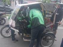 Driver Ojol Wanita Disabilitas di Medan Ditabrak Angkot, Motornya Dicuri