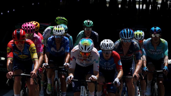 Persaingan para pembalap dalam Tour de France 2026 semakin memanas saat memasuki etape ketiga. Ribuan penonton memadati sisi lintasan untuk memberikan dukungan, menciptakan atmosfer meriah yang mengiringi aksi para pembalap sepanjang rute balapan. REUTERS/Gonzalo Fuentes