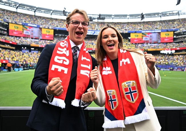 Putri Ingrid Alexandra dari Norwegia menjadi saksi bersejarah saat timnasnya mengalahkan Brasil 2-1 di Piala Dunia. Kehadirannya menuai sorotan. Foto: REUTERS/Dylan Martinez