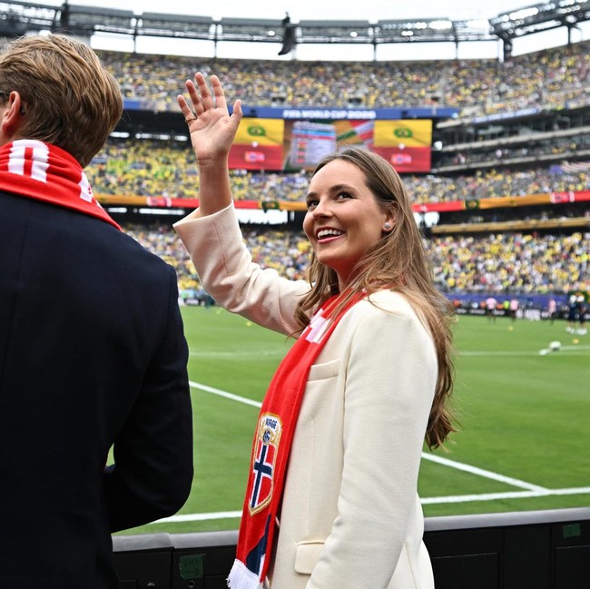 Foto Calon Ratu Norwegia Nonton Piala Dunia, Peluk Haaland Saat Telanjang Dada